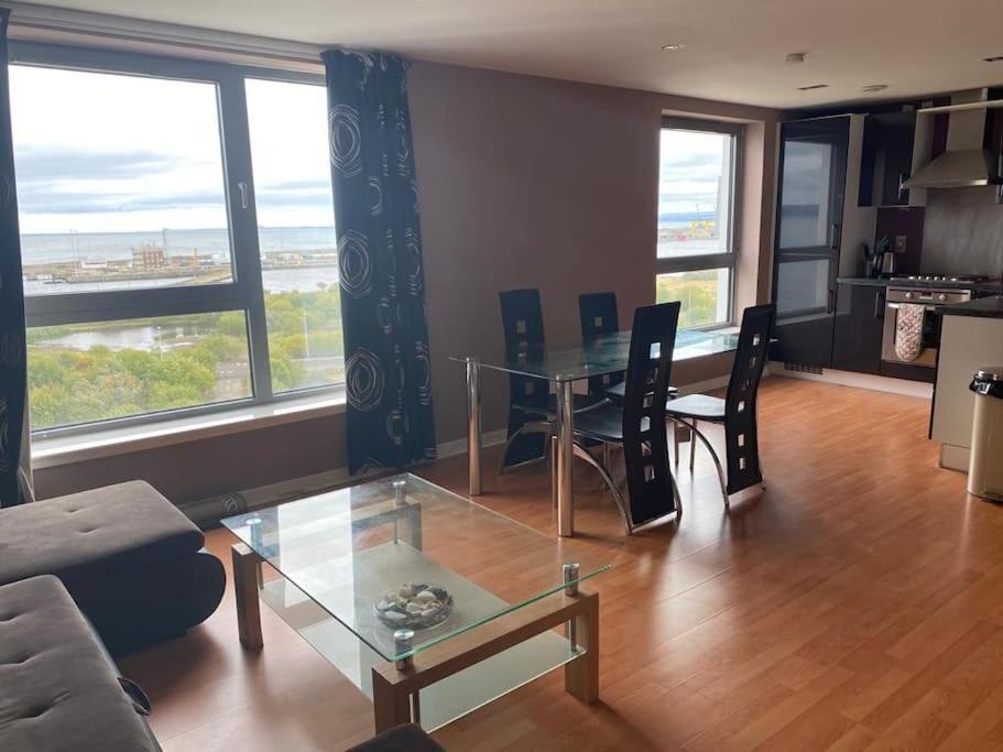 Modern 2 Bed Apartment With Stunning Seaside View EDI Exterior photo