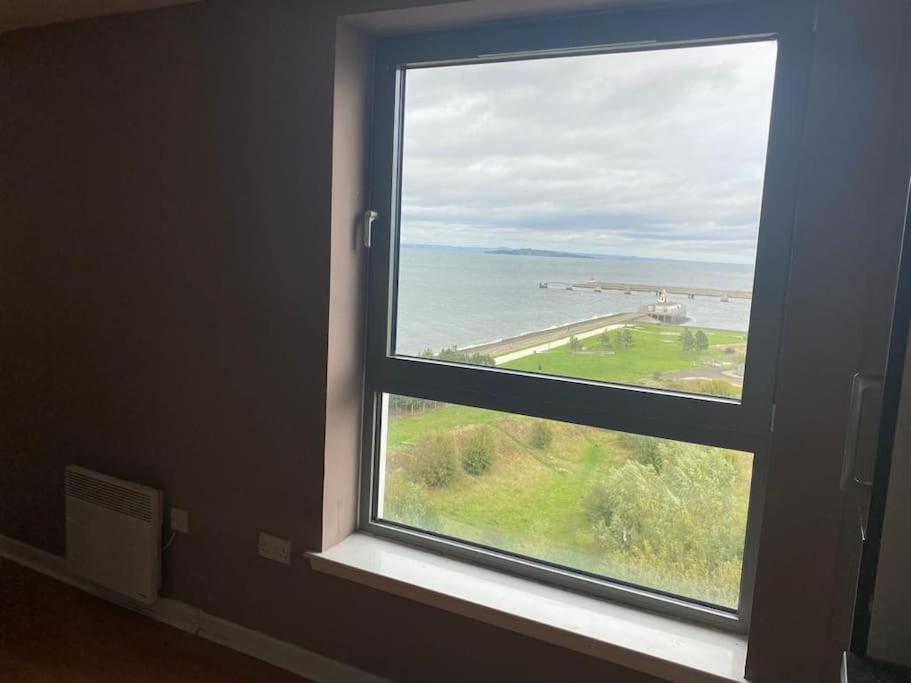 Modern 2 Bed Apartment With Stunning Seaside View EDI Exterior photo