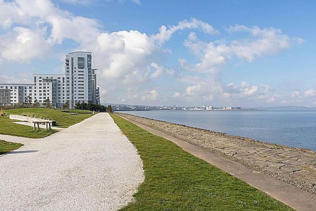 Modern 2 Bed Apartment With Stunning Seaside View EDI Exterior photo