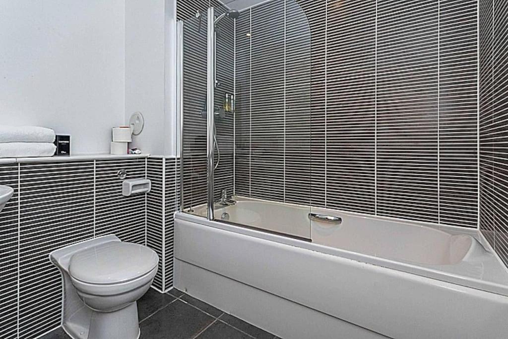 Modern 2 Bed Apartment With Stunning Seaside View EDI Exterior photo