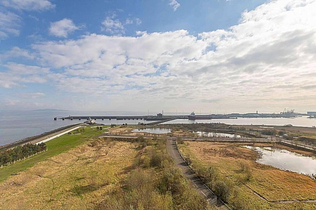 Modern 2 Bed Apartment With Stunning Seaside View EDI Exterior photo