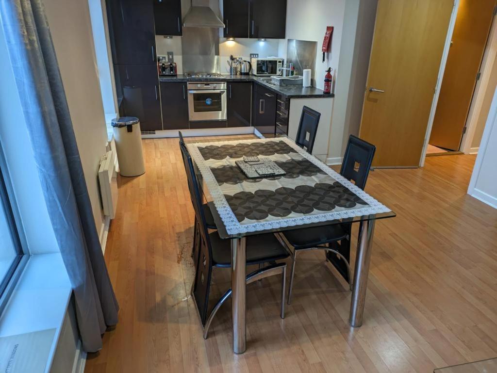 Modern 2 Bed Apartment With Stunning Seaside View EDI Exterior photo