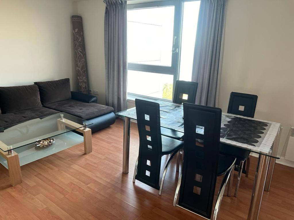 Modern 2 Bed Apartment With Stunning Seaside View EDI Exterior photo